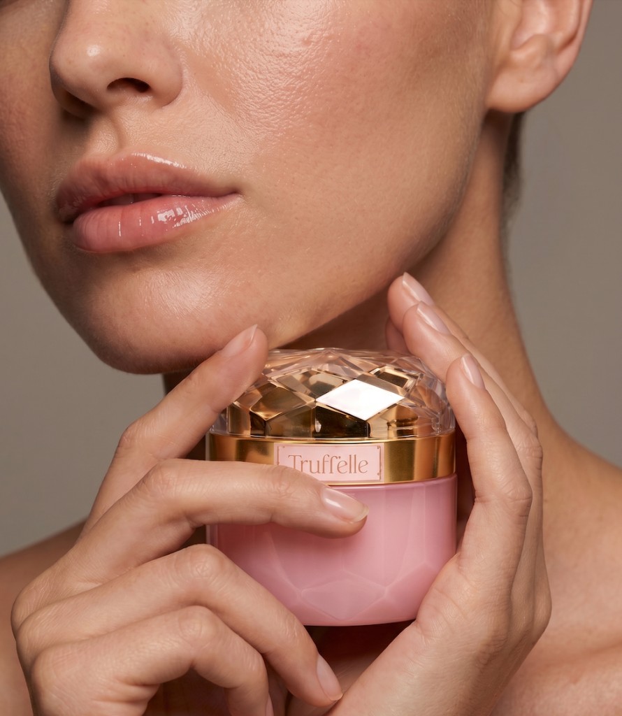 Woman holding the Truffelle jar